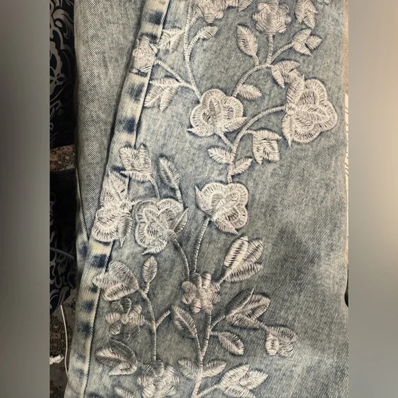 New with tags - ANEWSTA Floral Embroidered Light Blue Jeans - Picture 7 of 8